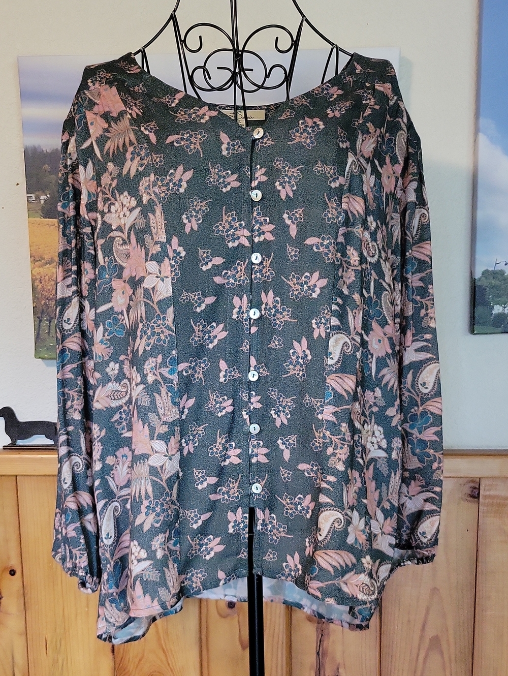 Floral Button-Front Blouse in Dark Green and Dusty Pink
